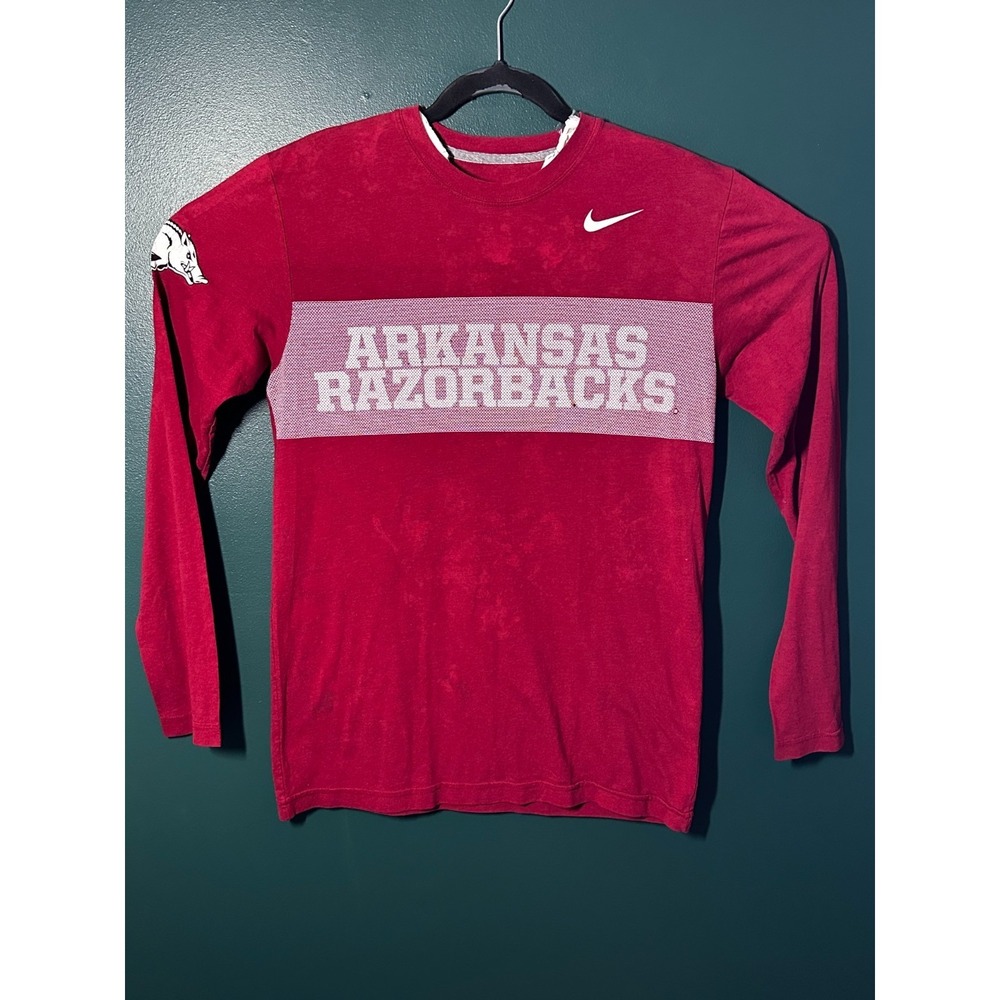 NCAA Nike Arkansas Razorbacks Red Long Sleeve Shirt Size M SKU 2-045 - Picture 1 of 3